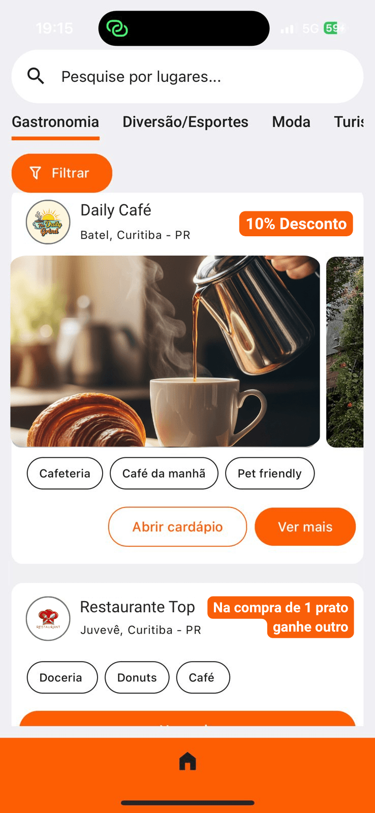 Captura de tela de um aplicativo de busca de lugares, exibindo resultados de cafeterias e restaurantes. A primeira oferta é do 'Daily Café', mostrando uma imagem de café sendo despejado em uma xícara ao lado de um croissant, com 10% de desconto e tags como 'Cafeteria' e 'Pet friendly'. A segunda oferta é do 'Restaurante Top', com a promoção 'Na compra de 1 prato ganhe outro' e tags como 'Doceria' e 'Café'.